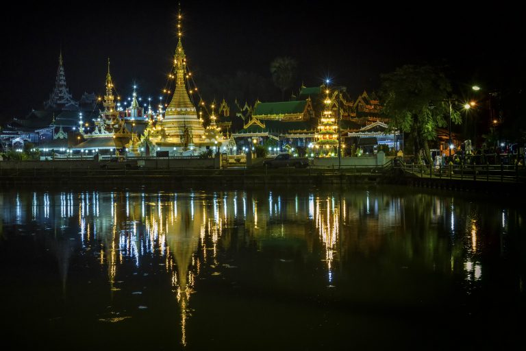 Wat Chong Kham in Mae Hong Son bei Nacht